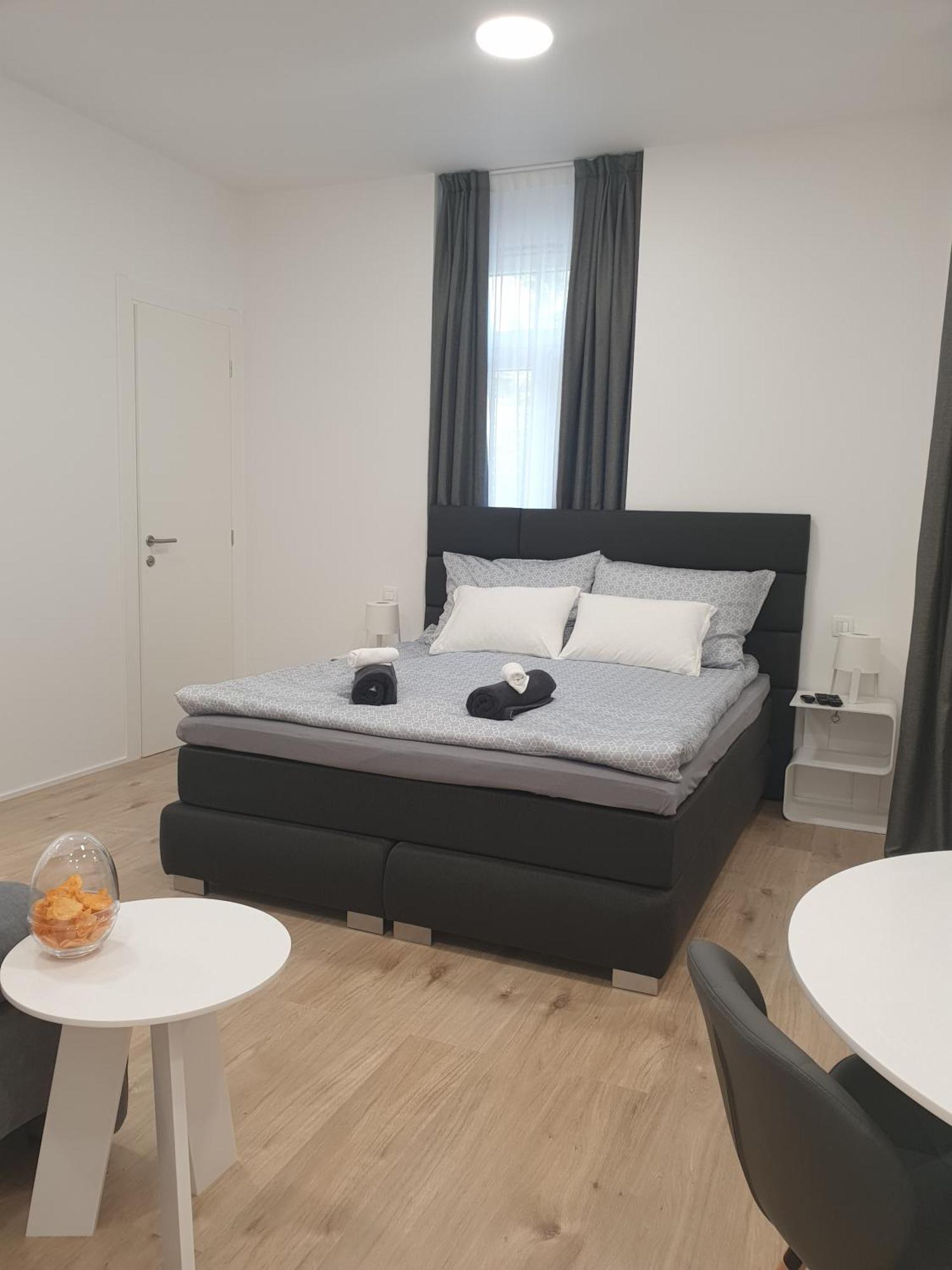 City Center Main Square Apartments Zagreb Room photo